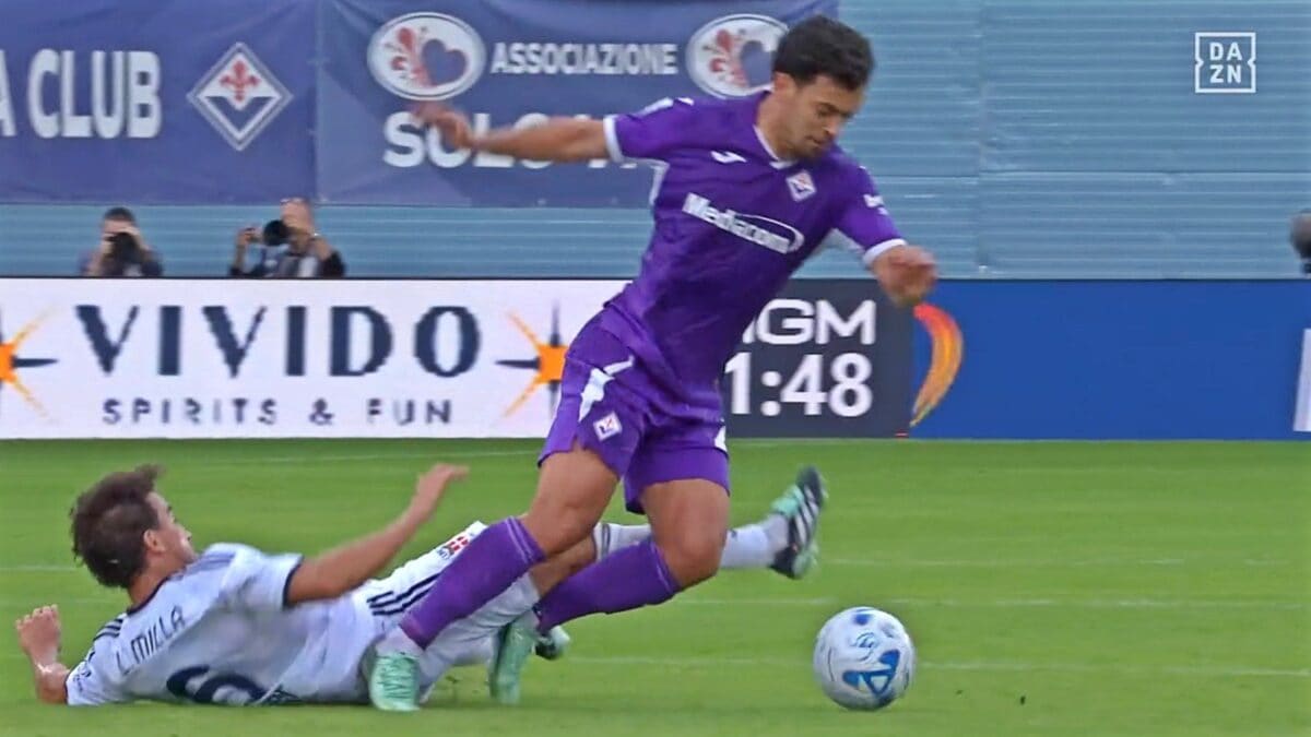 Gol di Liberali in Fiorentina-Como convalidato nonostante un fallo evidente