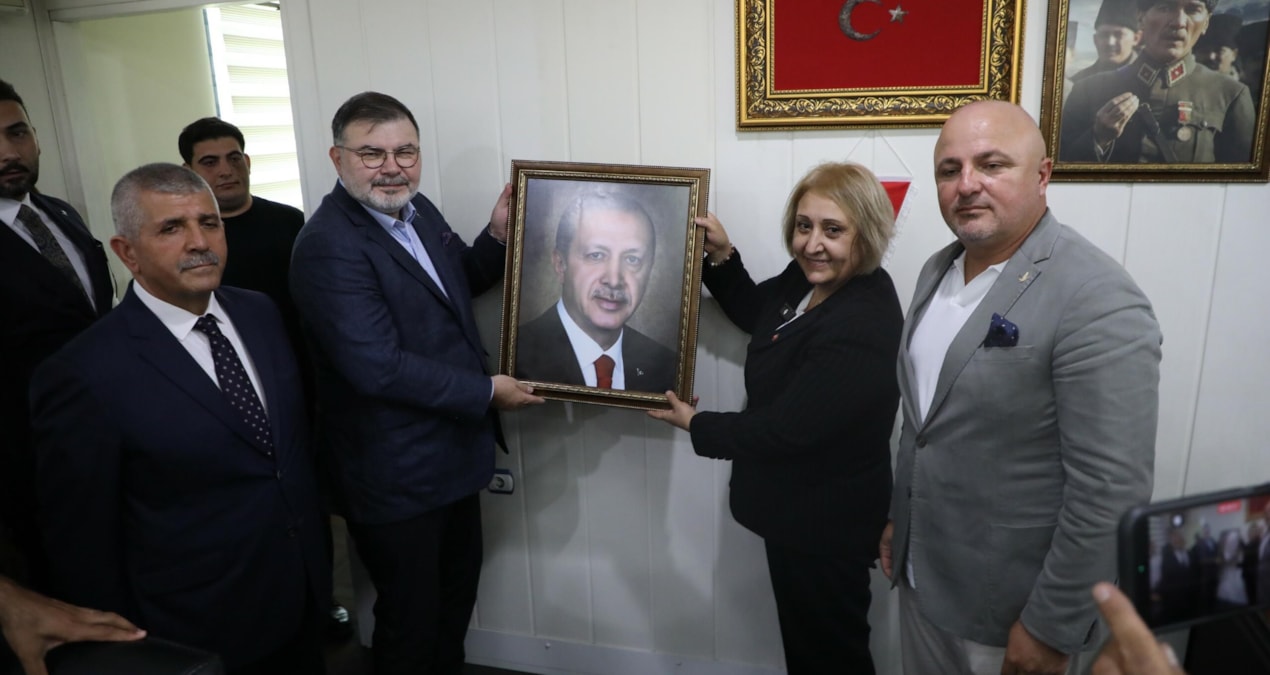 Menderes Belediyesi'nde Devir Teslim Sonrası Erdoğan Fotoğrafı Krizi
