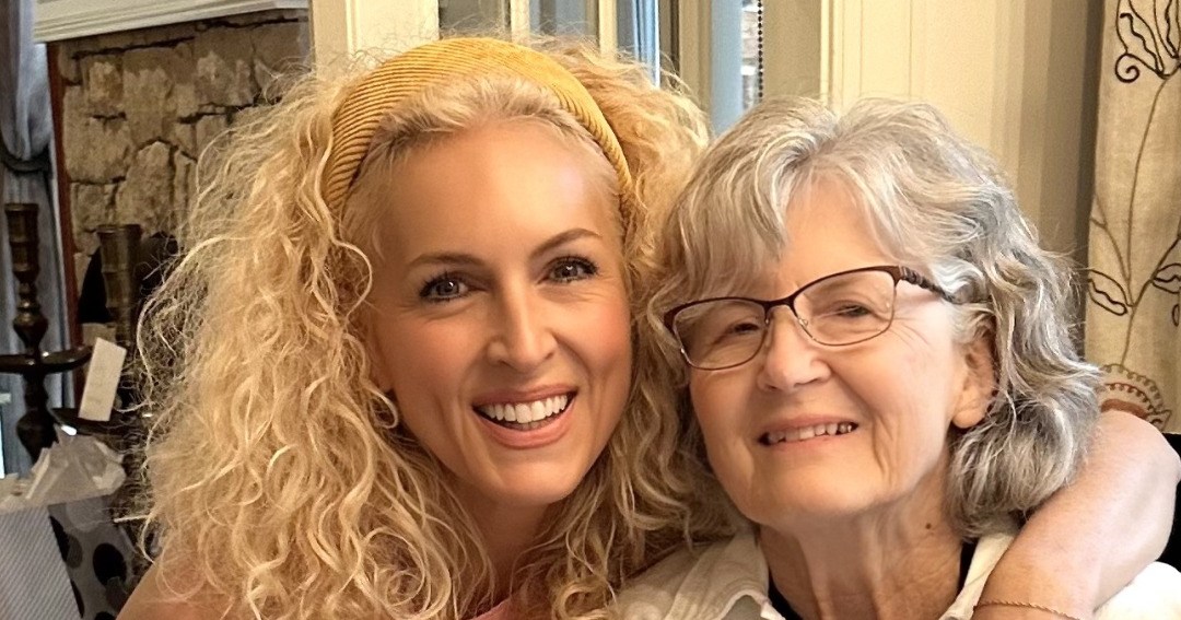 Kimberly Schlapman's Heartfelt Journey: A Daughter's Dedication Amidst Her Mom's Parkinson's Battle