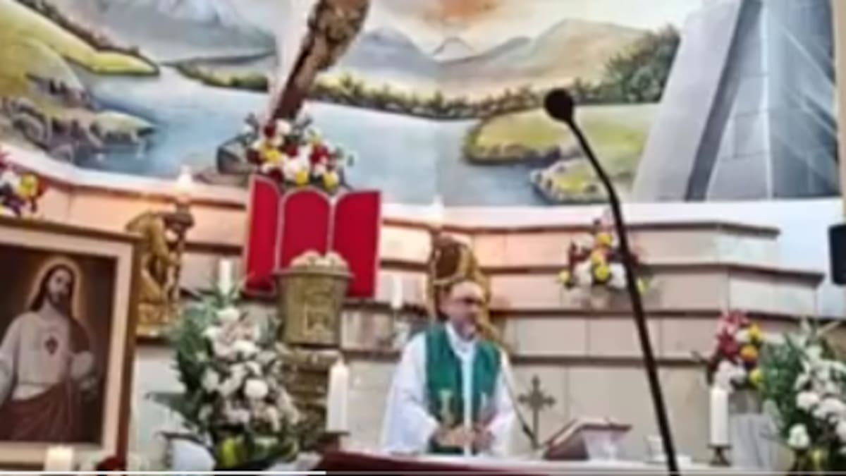 Sacerdote muere en plena misa tras caerle una cruz en Guayaquil