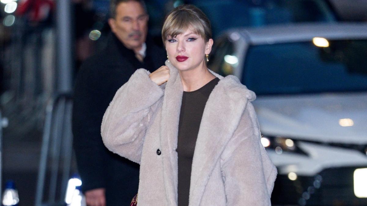 Taylor Swift reintroduces Zydo gold and diamond earrings in new teaser.