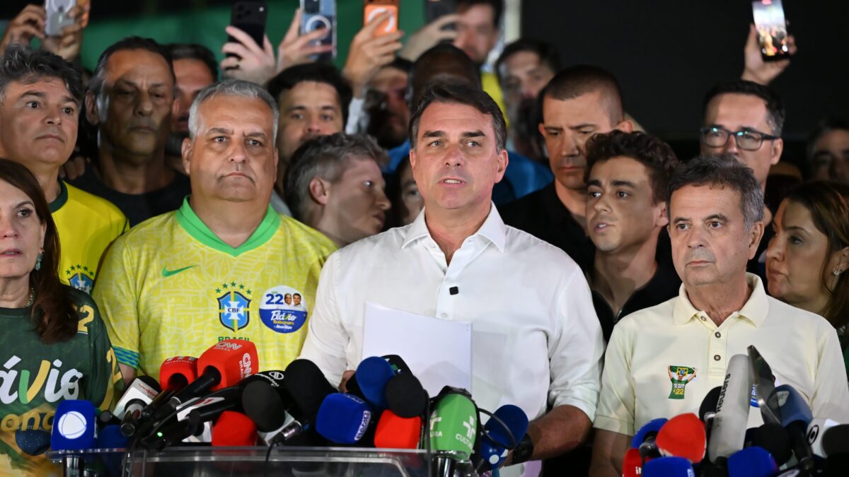 Brasile: indagini su Flavio Bolsonaro, sospettato di fuga verso gli USA