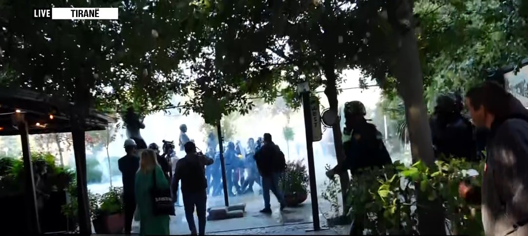 Rapid Intervention Forces Enter Bar to Escort Protester, Rescued by Customers
