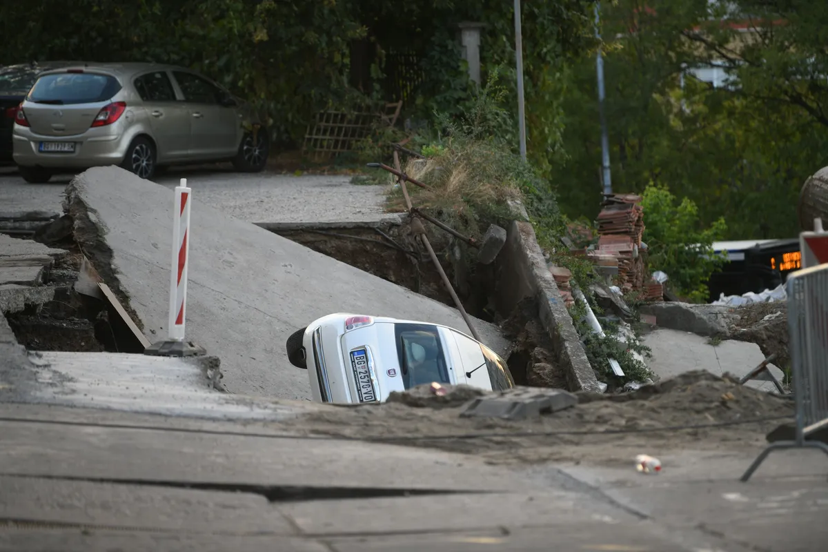 Panika u Vojvode Vlahovića: Automobil nestao u urušenom gradilištu