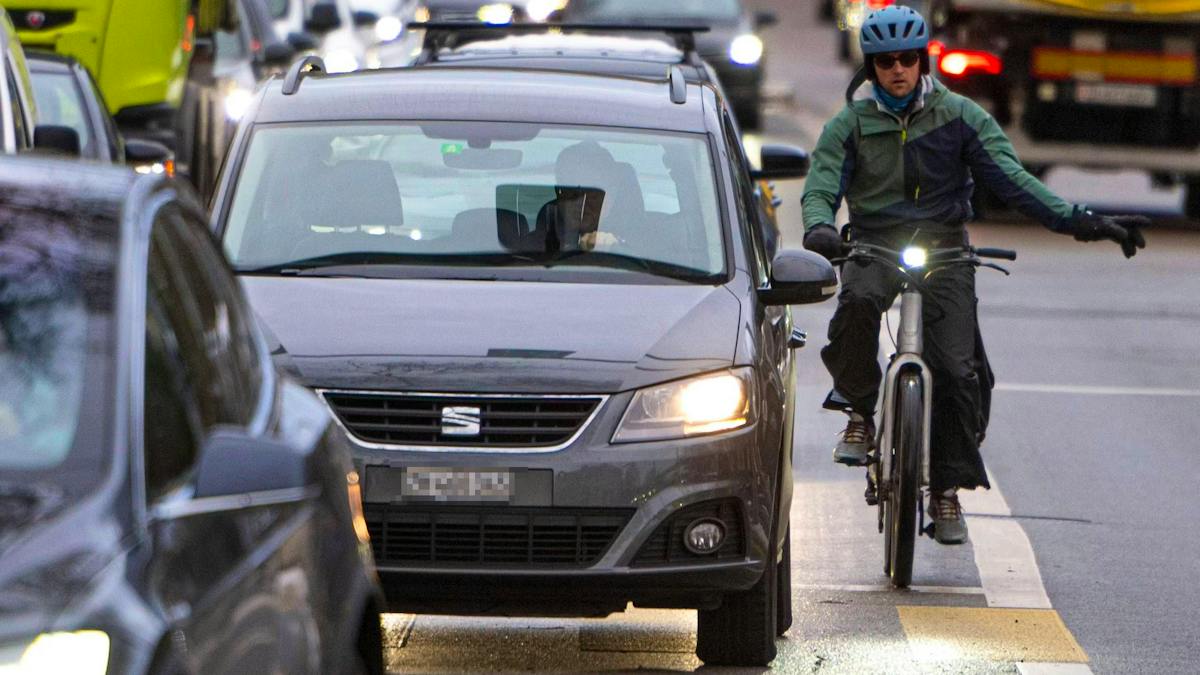 Nach 561 Dooring-Unfällen: SP-Nationalrat will den Holländergriff gesetzlich vorschreiben