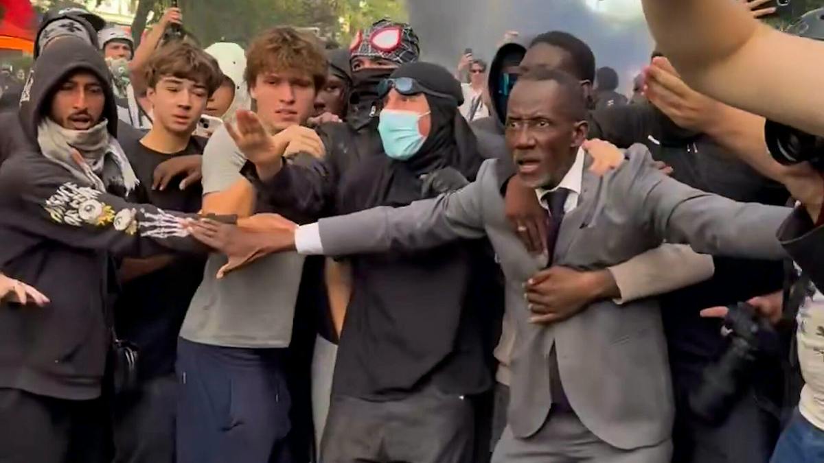 Saint-Denis: Bürgermeister stellt sich vor Schüler und wird von Tränengas getroffen