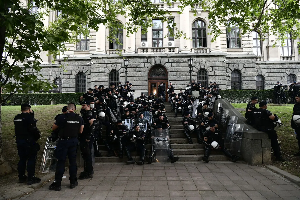 Bivši čelnici bezbednosnih službi pozivaju na vernost Ustavu i zakonima tokom političke krize
