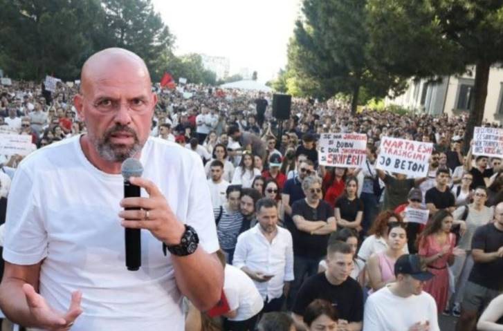 Ylli Manjani's Explosive Reaction to Online Insults During Protest