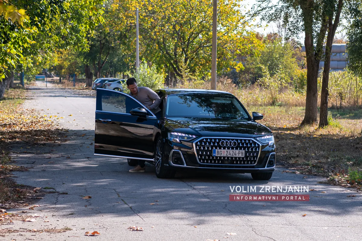 Siniša Mali posle posete Kleku prešao iz stare škode u luksuzni crni automobil