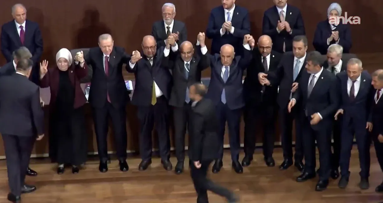 CHP'li Belediye Başkanlarının AKP'ye Geçişi Gündemde: 27 Yıl Sonra Bir İlk