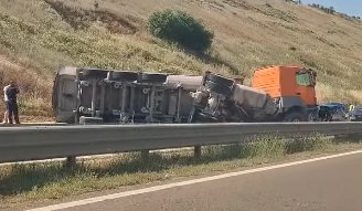 Truck Overturns on 'Ibrahim Rugova' Highway, Causes Stir