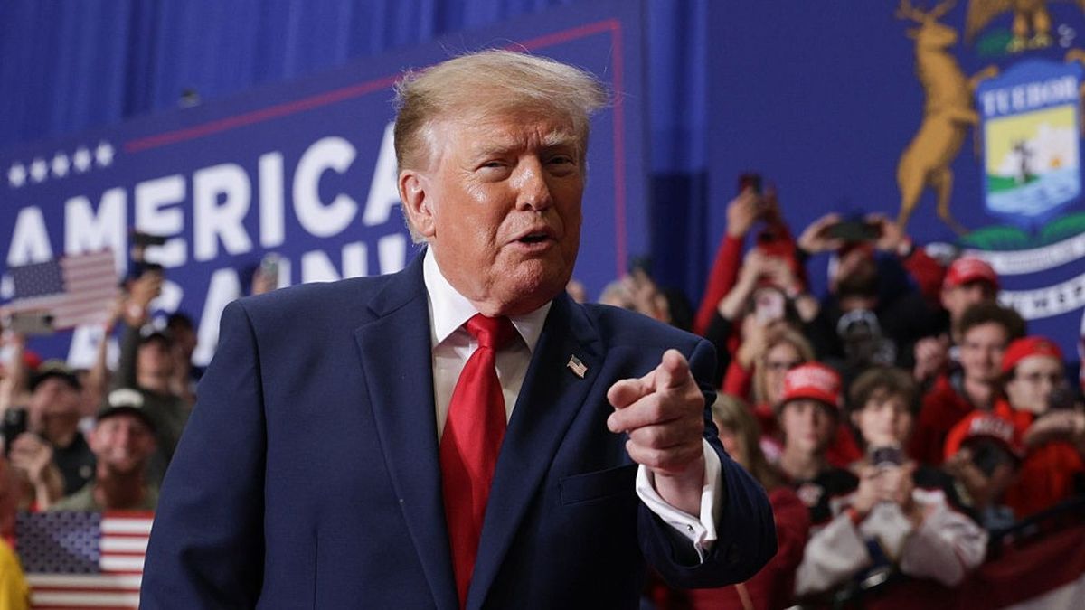 Trump Defends White House Renovations After Obama's 'Cheesecake Factory' Critique