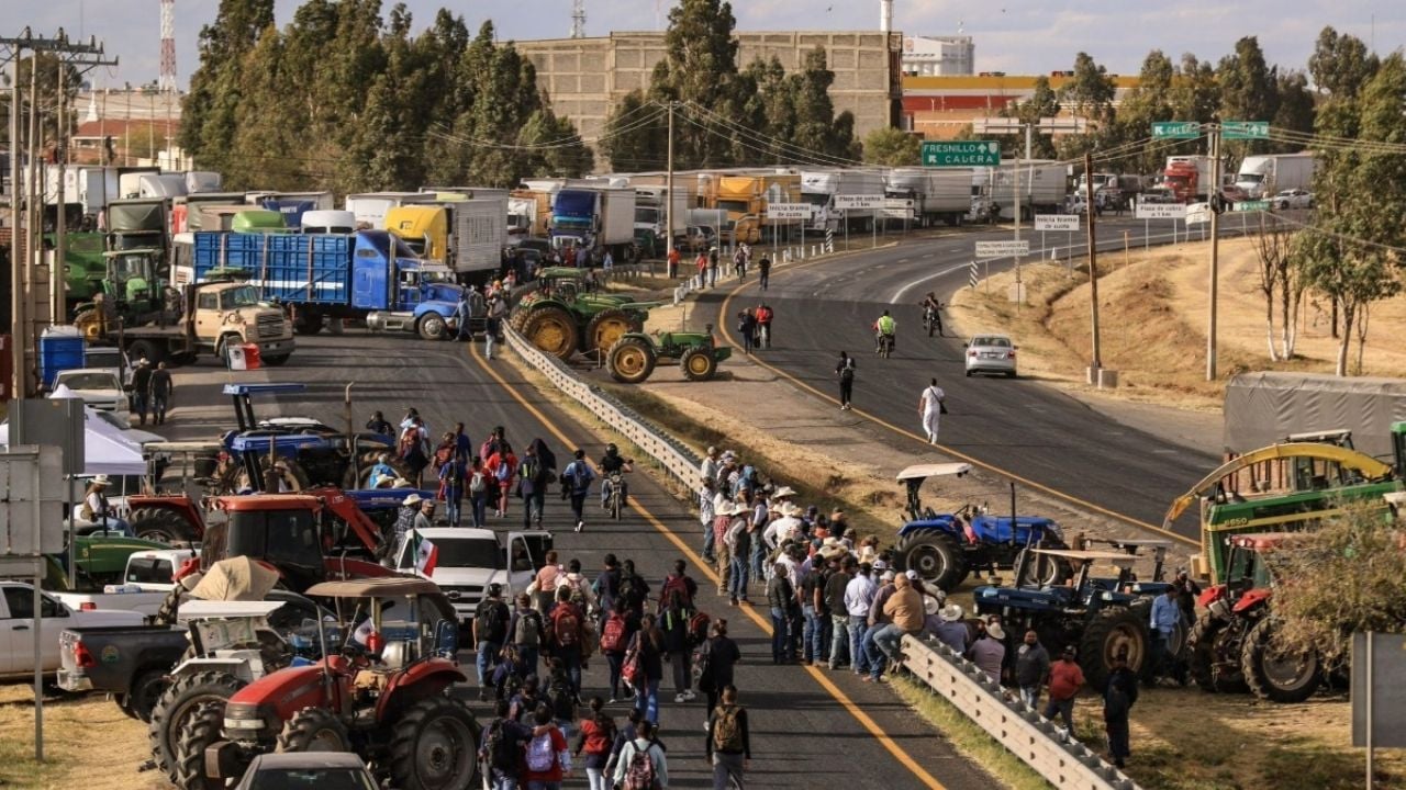 Bloqueos en carreteras de México crean caos este sábado