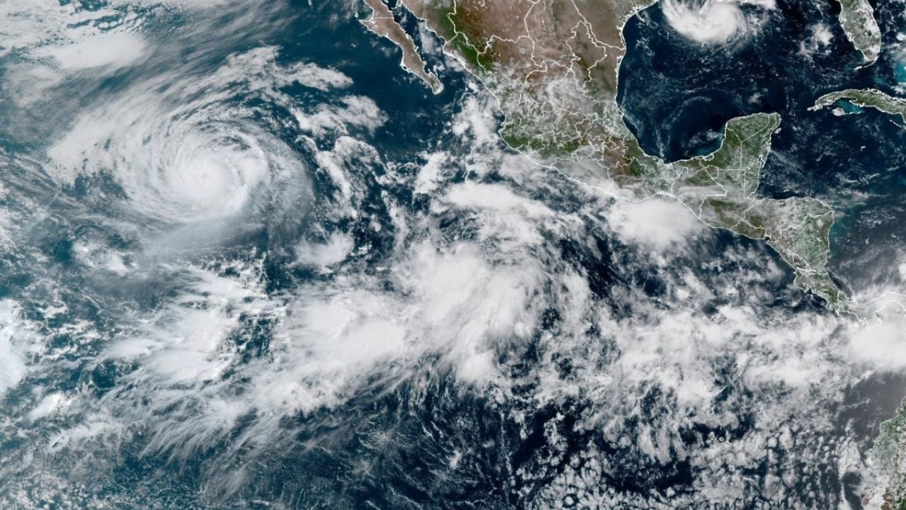 Karina sorprende: el huracán que amenaza con oleaje intenso