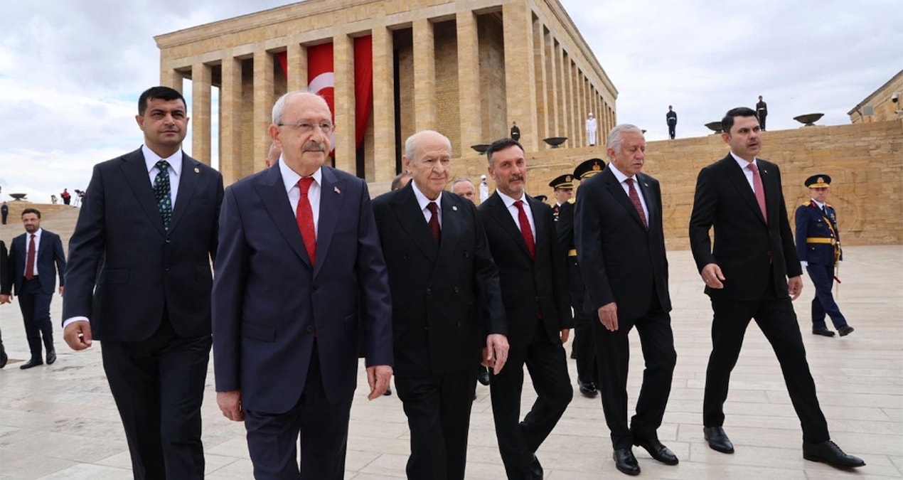 Kılıçdaroğlu ve Bahçeli'nin Anıtkabir'deki Sürpriz Yürüyüşü Dikkat Çekti