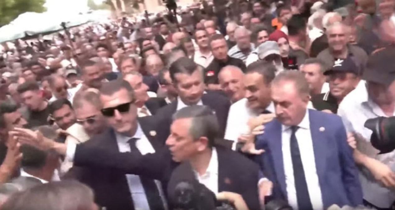 Özgür Özel Namaz Çıkışında Yoğun Kalabalıkla Dikkat Çekti