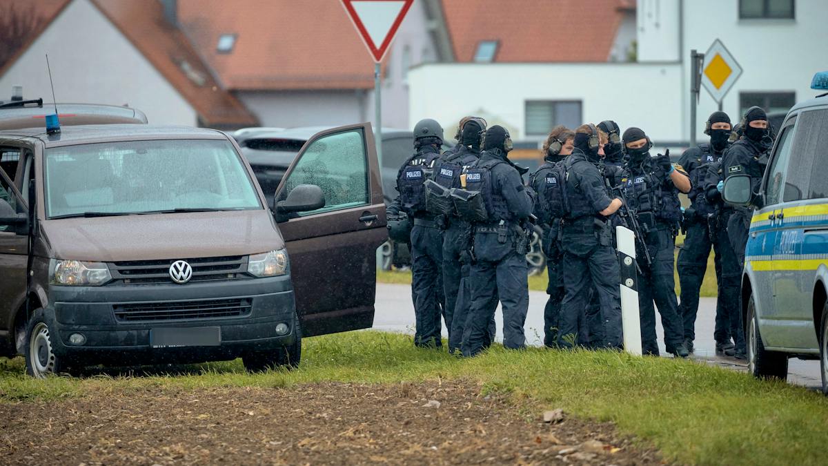 Toter bei routinemässiger Waffenkontrolle – Verdächtiger verschanzt sich in Haus