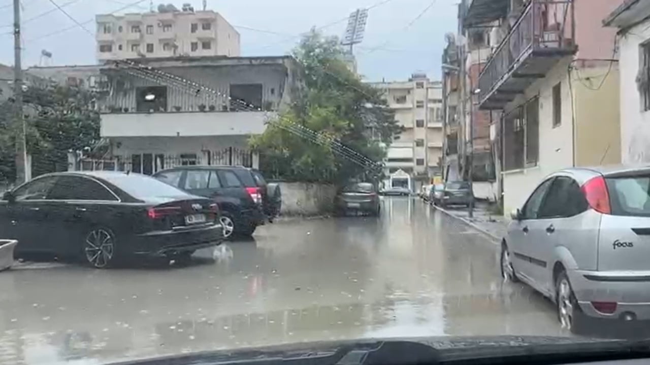 Heavy rain covers Vlora’s streets within minutes, water reaches homes