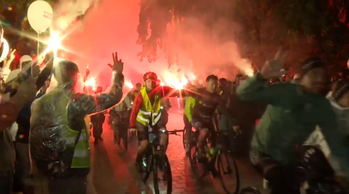 Studenti biciklisti u centru pažnje zbog spektakularnog dočeka u Novom Sadu