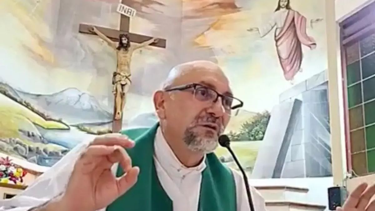 Ecuadorian Priest Fatally Struck by Falling Crucifix During Livestreamed Mass