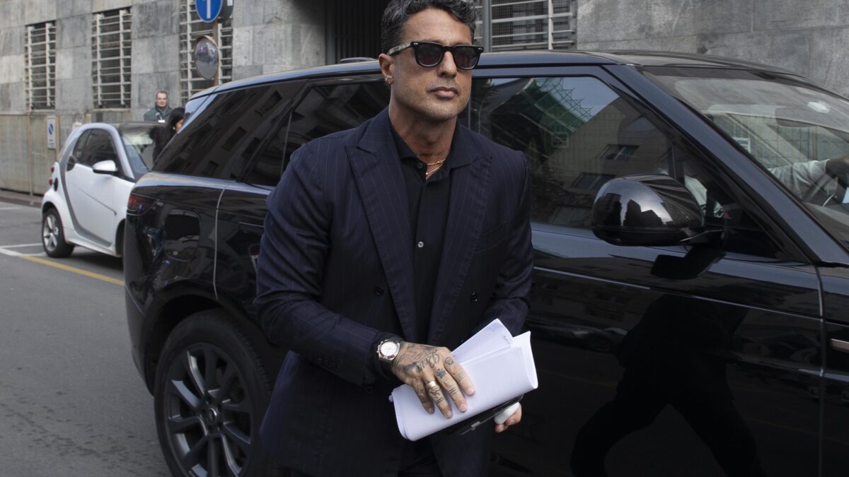 Fabrizio Corona denunciato dopo 700 metri di fuga: senza patente, Suv sequestrato