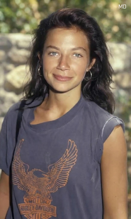 Former TV Star Captivates Fans by Embracing Natural Beauty and Aging