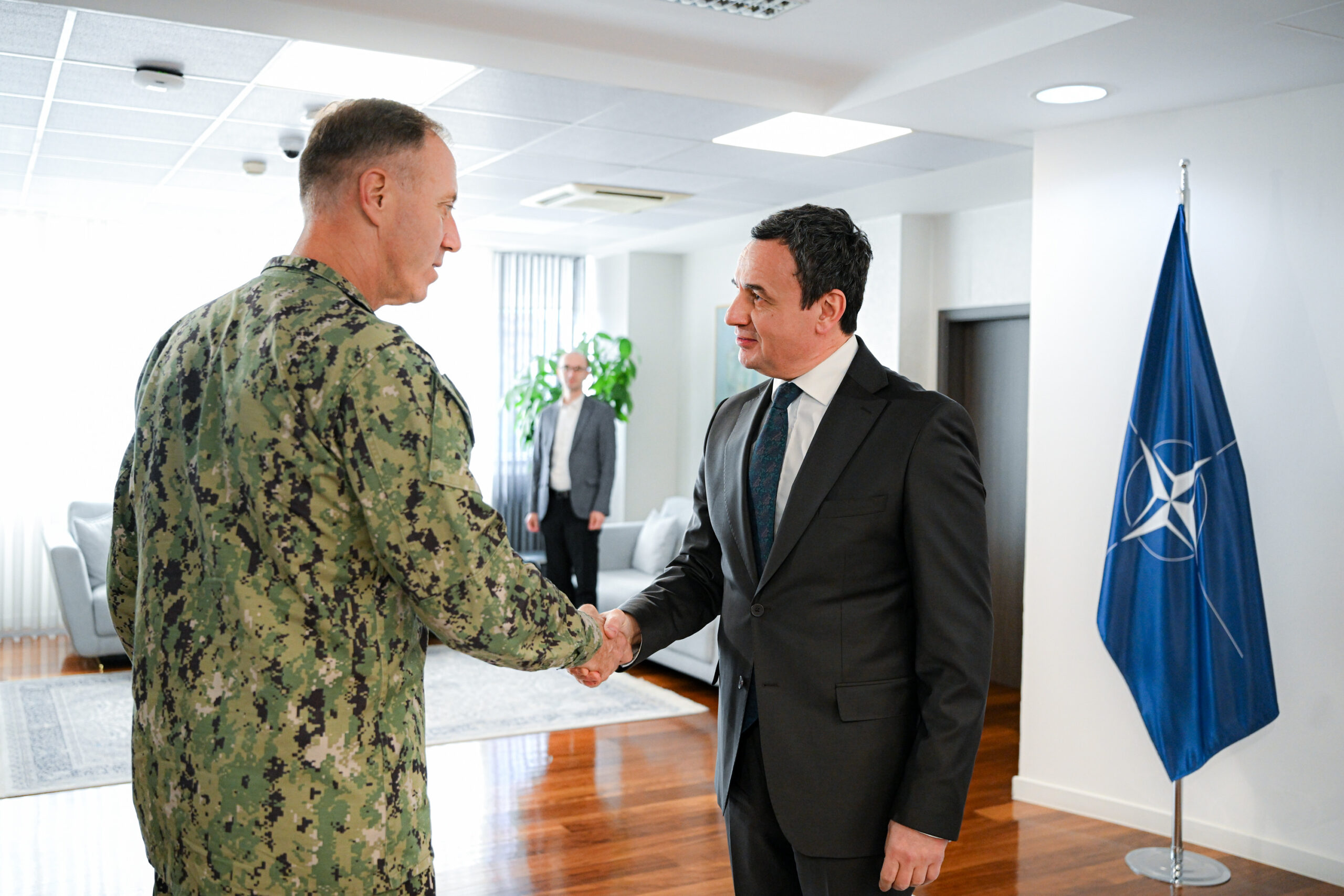 Kurti meets KFOR’s new commander to discuss Kosovo-NATO coordination