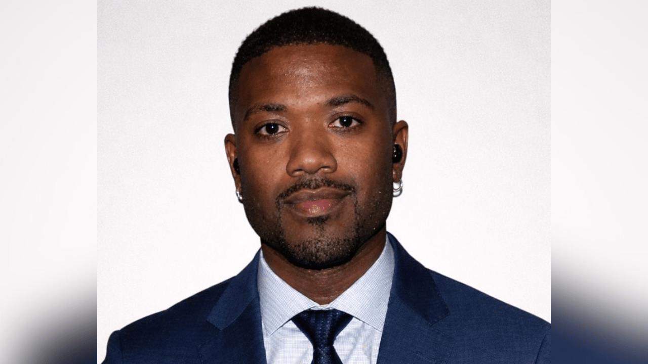 Ray J Performs with Heart Monitor and Unusual Red Tears [Video]