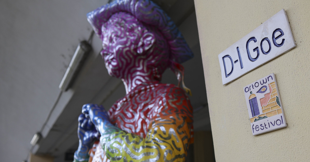 Statuia Domnului Goe în culorile curcubeului: De ce provoacă atâta agitație?