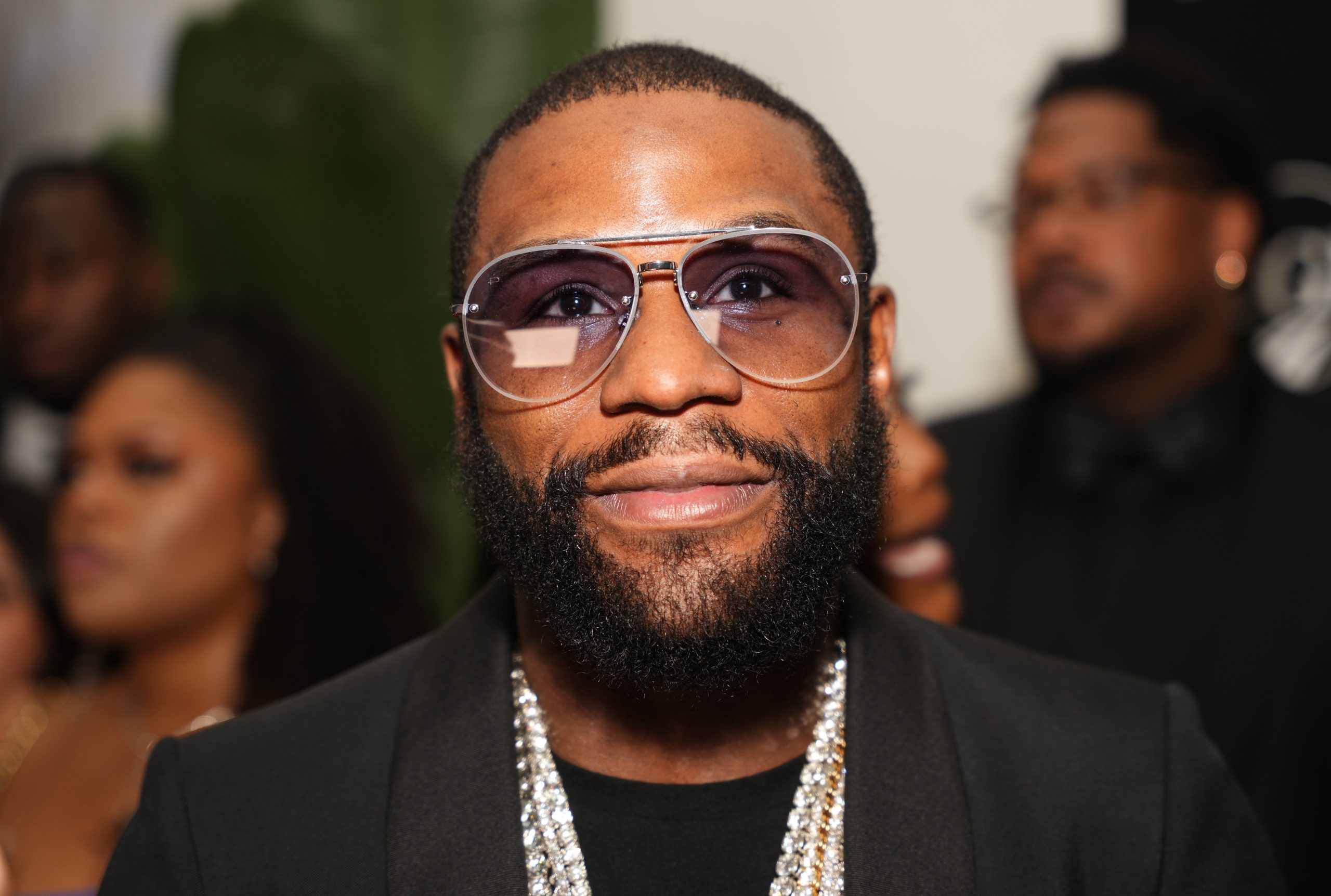 Floyd Mayweather Crushes IRS Rumors, Flaunts $50,000 Gesture!