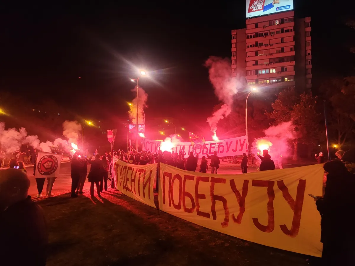Kombi kružio Novim Beogradom sa porukom „Studenti pobeđuju“, usledila bakljada
