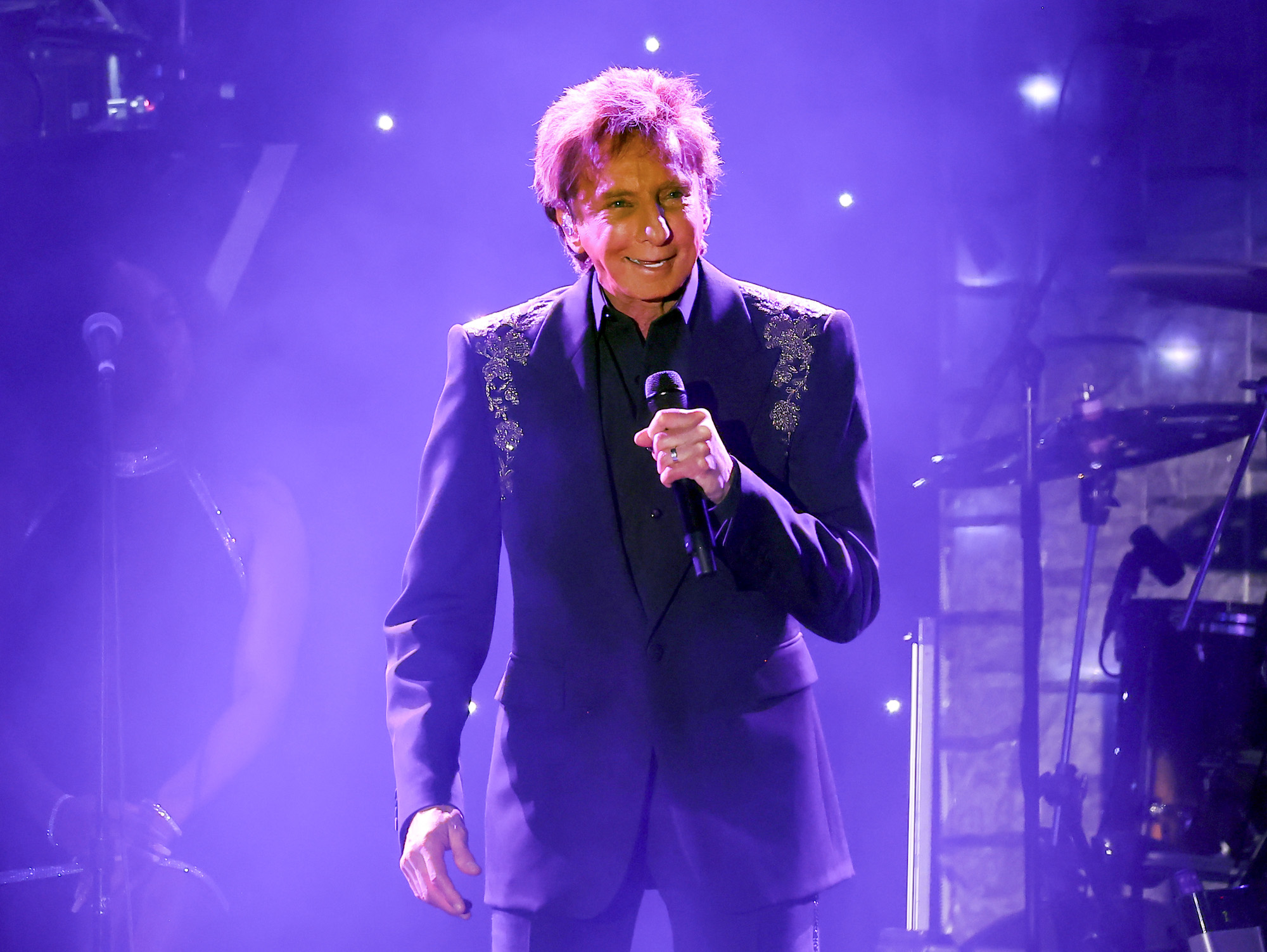 Barry Manilow Delays Concerts Following Heartbreaking Cancer News