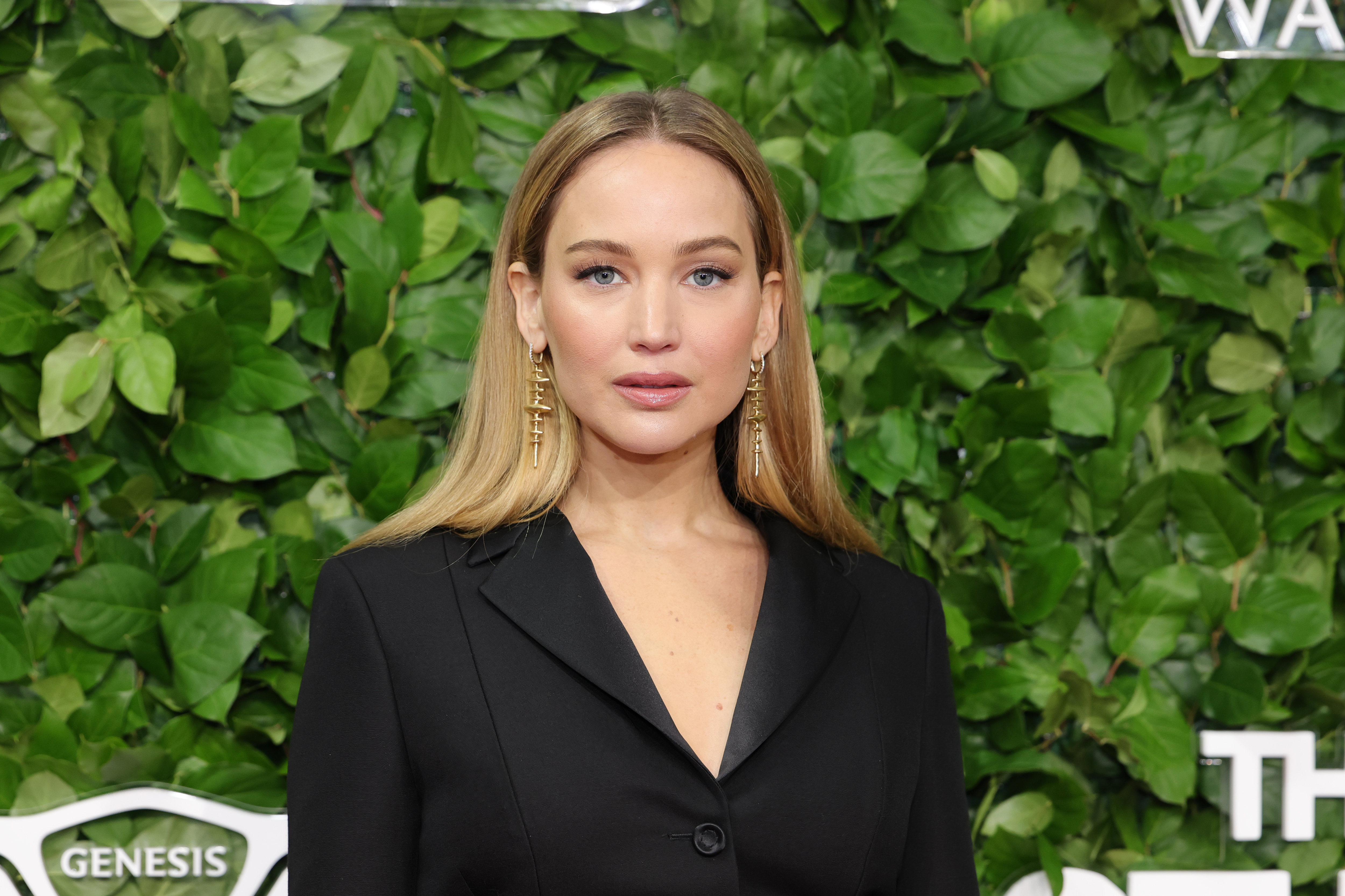 Jennifer Lawrence's Luxurious 'Golf Handle' Bag: Affordable Alternative Found for $28