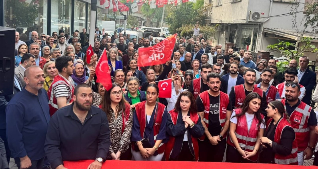 İzmir'de YENİ Parti'den İstifa Eden 200 Kişi CHP'ye Katıldı