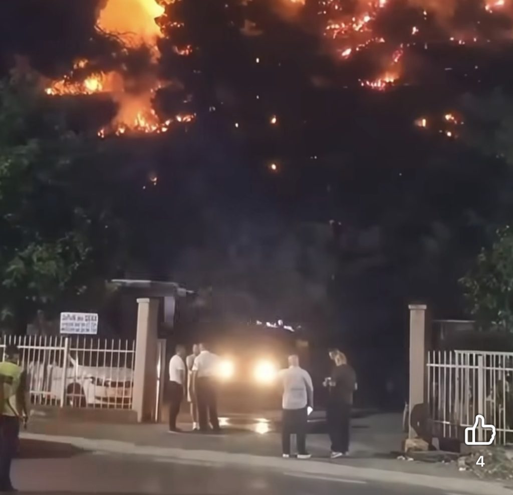 Tourists in Shock as Fire Approaches Homes in Shëngjin