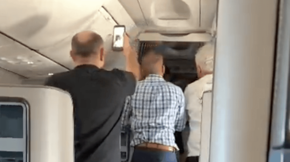 Flydubai Passengers Rush Cockpit as Terrifying Mid-Flight Footage Emerges