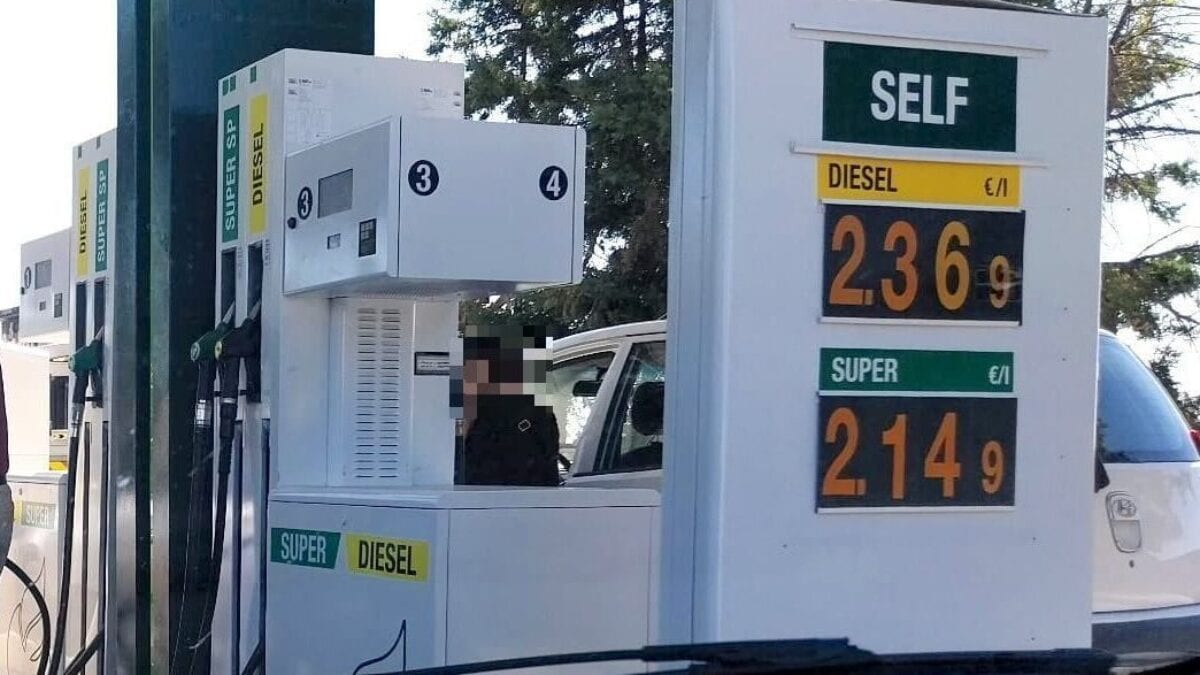 Napoli, 41enne denunciato per furto di benzina a causa del caro-carburante