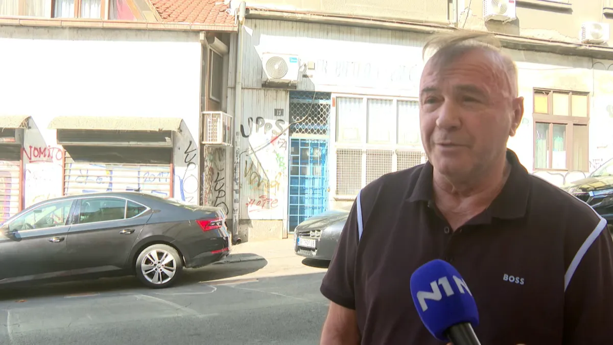 Otac Vladimira Mandića napao reportera N1 dok je snimao spornu zgradu