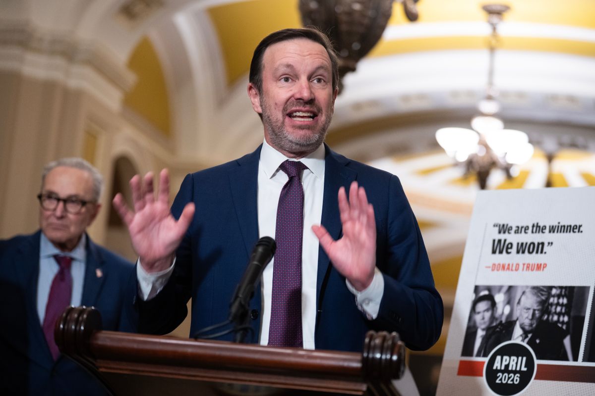 Chris Murphy's $25 Minimum Wage Proposal: A Game Changer for Democrats?