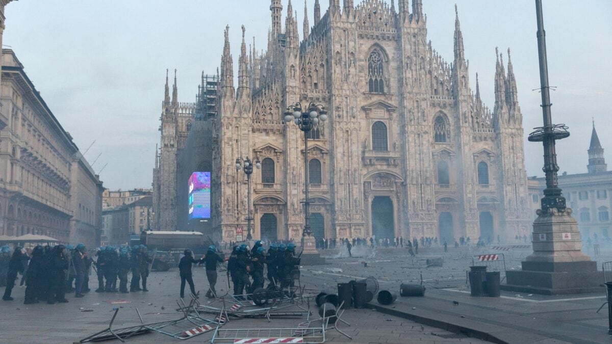 Milano: scontri e tensioni alla manifestazione contro il carovita