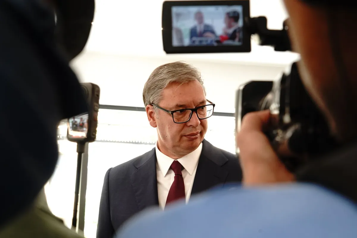 Vučić izazvao buru reakcija zbog psovke o ceni pruga