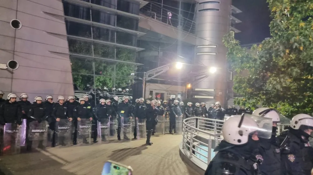 Građani zasuli zgradu TV Pink jajima dok policija obezbeđuje ulaz